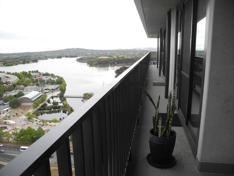 3BR Executive Apartment With Lake And Mountain Views - Accommodation Tasmania 11