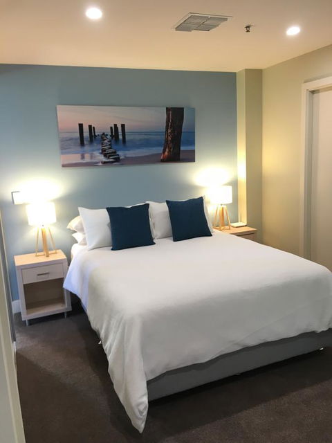Beachside Luxury Apartments One & Two Bedroom In Beachfront Oaks Pier Building - Accommodation Tasmania 23
