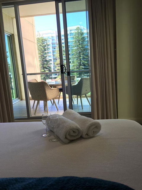 Beachside Luxury Apartments One & Two Bedroom In Beachfront Oaks Pier Building - Accommodation Tasmania 24