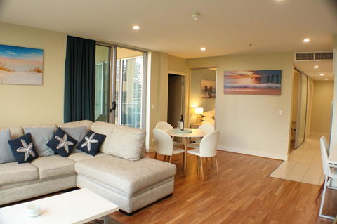 Beachside Luxury Apartments One & Two Bedroom In Beachfront Oaks Pier Building - Accommodation Tasmania 4