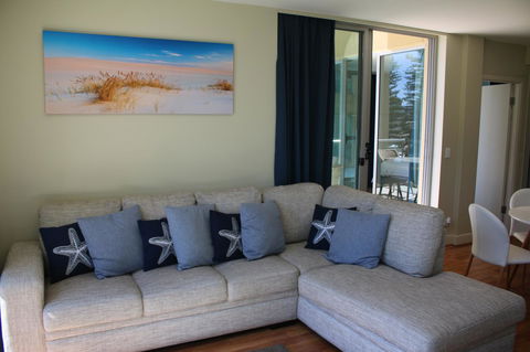 Beachside Luxury Apartments One & Two Bedroom In Beachfront Oaks Pier Building - Accommodation Tasmania 11