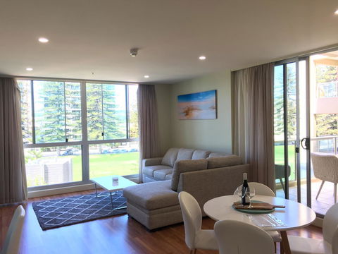 Beachside Luxury Apartments One & Two Bedroom In Beachfront Oaks Pier Building - Accommodation Tasmania 3