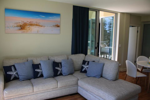 Beachside Luxury Apartments One & Two Bedroom In Beachfront Oaks Pier Building - Accommodation Tasmania 12