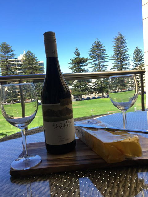 Beachside Luxury Apartments One & Two Bedroom In Beachfront Oaks Pier Building - Accommodation Tasmania 15