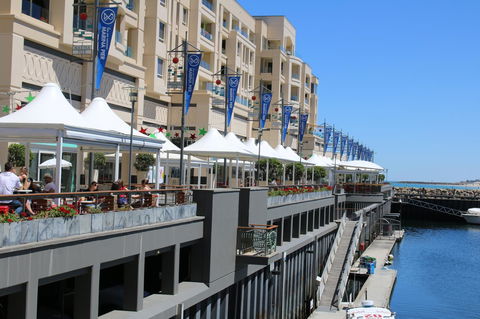 Beachside Luxury Apartments One & Two Bedroom In Beachfront Oaks Pier Building - Accommodation Tasmania 13