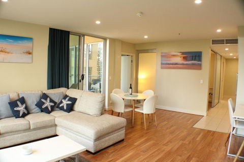 Beachside Luxury Apartments One & Two Bedroom In Beachfront Oaks Pier Building - Accommodation Tasmania 5
