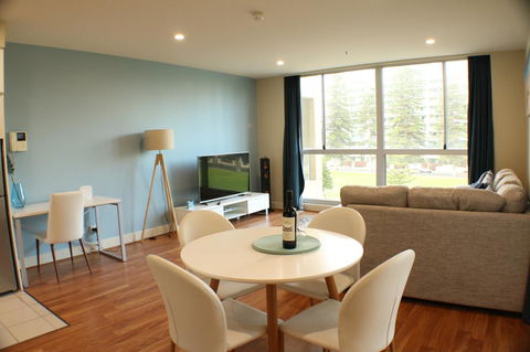 Beachside Luxury Apartments One & Two Bedroom In Beachfront Oaks Pier Building - Accommodation Tasmania 0