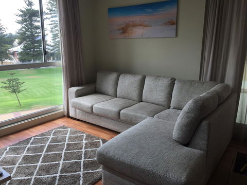 Beachside Luxury Apartments One & Two Bedroom In Beachfront Oaks Pier Building - Accommodation Tasmania 16