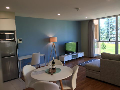 Beachside Luxury Apartments One & Two Bedroom In Beachfront Oaks Pier Building - Accommodation Tasmania 19