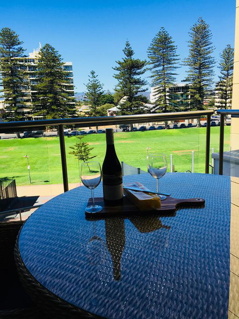 Beachside Luxury Apartments One & Two Bedroom In Beachfront Oaks Pier Building - Accommodation Tasmania 26