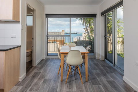 Bay 10 - Suites And Apartments - Accommodation Tasmania 12
