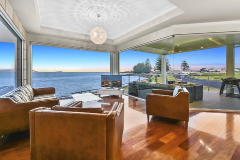 Aloha Waterfront Properties - Accommodation Tasmania 4