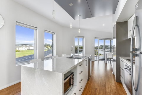 Aloha Waterfront Properties - Accommodation Tasmania 15