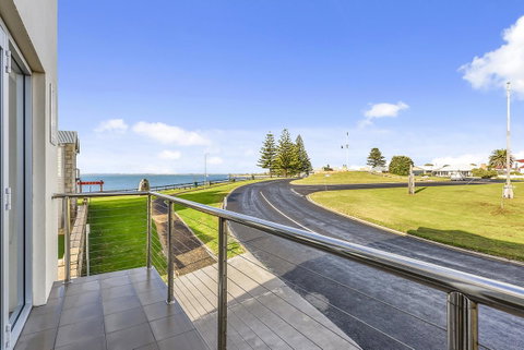 Aloha Waterfront Properties - Accommodation Tasmania 14