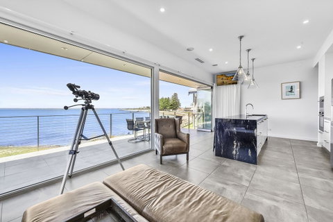 Aloha Waterfront Properties - Accommodation Tasmania 8