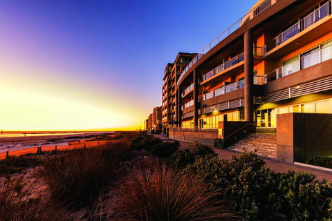 Oaks Glenelg Plaza Pier Suites - Accommodation Tasmania 0