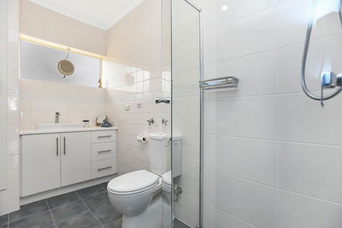 The Dolphins Beachfront Apartments - Accommodation Tasmania 15