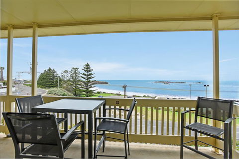 The Dolphins Beachfront Apartments - Accommodation Tasmania 9
