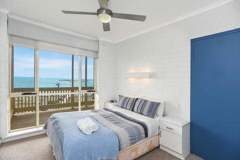 The Dolphins Beachfront Apartments - Accommodation Tasmania 14