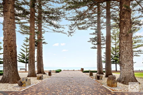 Breeze Beachfront Apartment - Accommodation Tasmania 42
