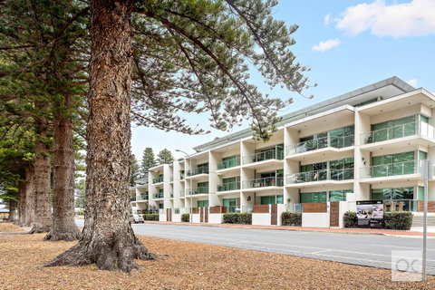 Breeze Beachfront Apartment - Accommodation Tasmania 0