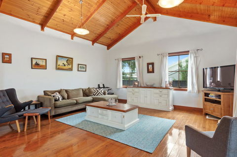 The Log Cabin - 47 Jetty Road - Accommodation Tasmania 4
