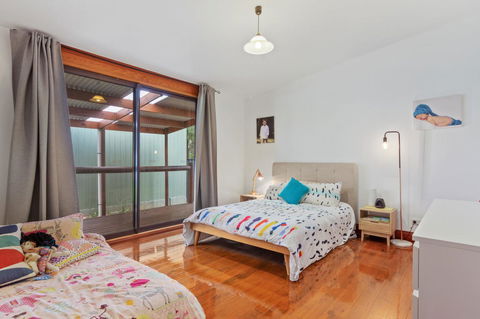The Log Cabin - 47 Jetty Road - Accommodation Tasmania 11