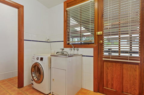 The Log Cabin - 47 Jetty Road - Accommodation Tasmania 7