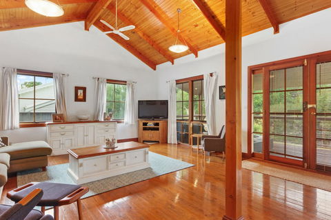 The Log Cabin - 47 Jetty Road - Accommodation Tasmania 1