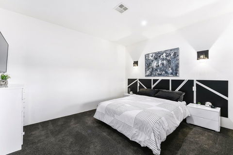 KENNEDY EXECUTIVE TOWNHOUSE - Accommodation Tasmania 2