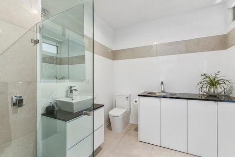 KENNEDY EXECUTIVE TOWNHOUSE - Accommodation Tasmania 5