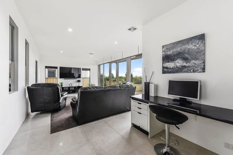 KENNEDY EXECUTIVE TOWNHOUSE - Accommodation Tasmania 16