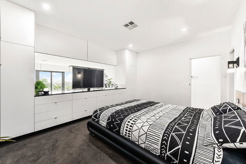 KENNEDY EXECUTIVE TOWNHOUSE - Accommodation Tasmania 20