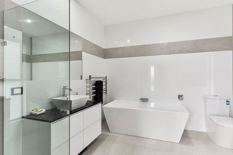 KENNEDY EXECUTIVE TOWNHOUSE - Accommodation Tasmania 1