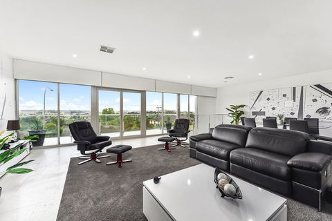 KENNEDY EXECUTIVE TOWNHOUSE - Accommodation Tasmania 13