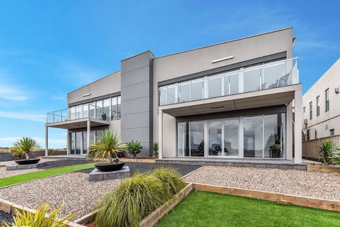 KENNEDY EXECUTIVE TOWNHOUSE - Accommodation Tasmania 15