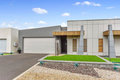 KENNEDY EXECUTIVE TOWNHOUSE - Accommodation Tasmania 9
