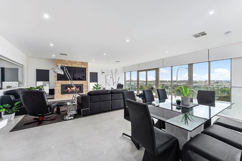 KENNEDY EXECUTIVE TOWNHOUSE - Accommodation Tasmania 3