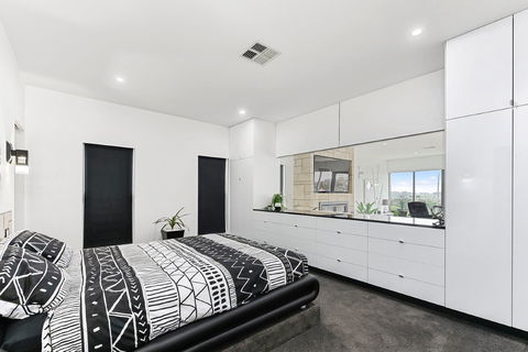 KENNEDY EXECUTIVE TOWNHOUSE - Accommodation Tasmania 11