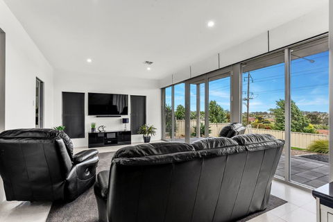 KENNEDY EXECUTIVE TOWNHOUSE - Accommodation Tasmania 14
