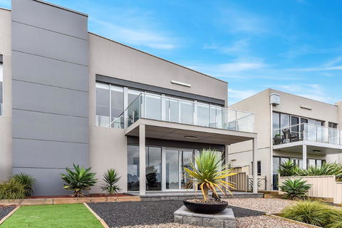 KENNEDY EXECUTIVE TOWNHOUSE - Accommodation Tasmania 17
