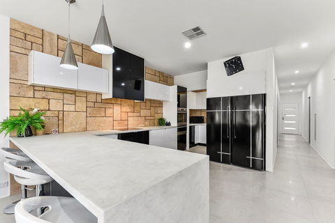 KENNEDY EXECUTIVE TOWNHOUSE - Accommodation Tasmania 12