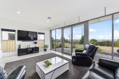 KENNEDY EXECUTIVE TOWNHOUSE - Accommodation Tasmania 18