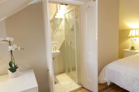 Stunning Terrace In Centennial Park - Accommodation Tasmania 18