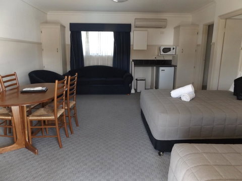 Ben Chifley Motor Inn - Accommodation Tasmania 24
