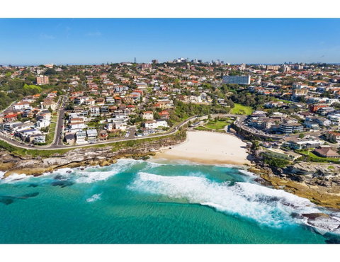 Oceanside Elegance At Superb Home Steps From Sand - Accommodation Tasmania 23