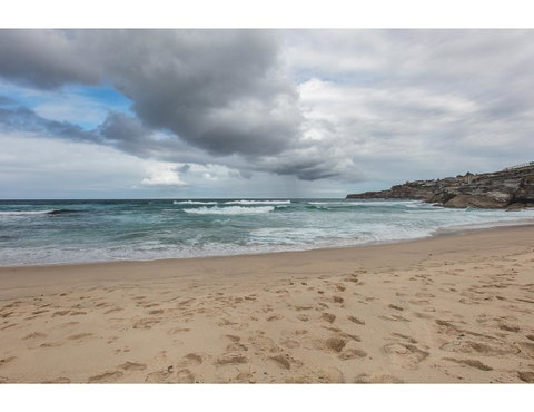 Oceanside Elegance At Superb Home Steps From Sand - Accommodation Tasmania 22