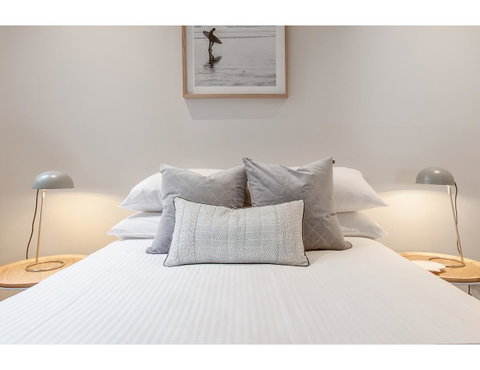 Oceanside Elegance At Superb Home Steps From Sand - Accommodation Tasmania 11