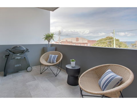 Oceanside Elegance At Superb Home Steps From Sand - Accommodation Tasmania 14