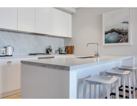 Oceanside Elegance At Superb Home Steps From Sand - Accommodation Tasmania 2